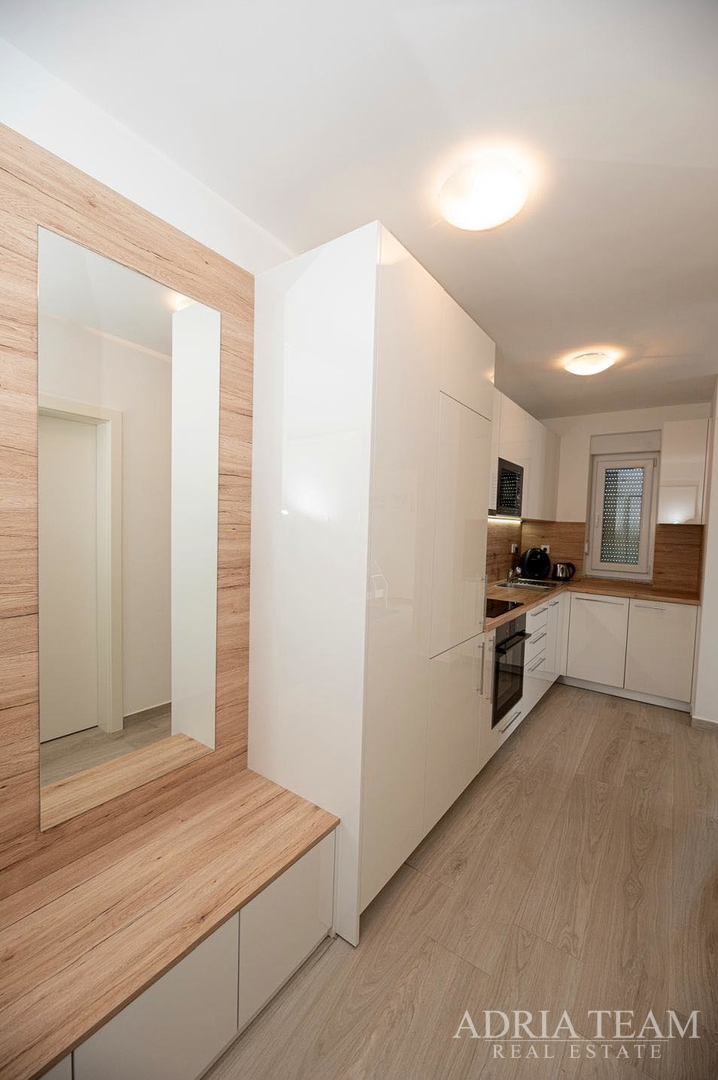 ZWEIETAGIGE WOHNUNG IN ERSTER MEERESLINIE, STRAND DIREKT VOR DEM GEBÄUDE - POVLJANA, PAG
