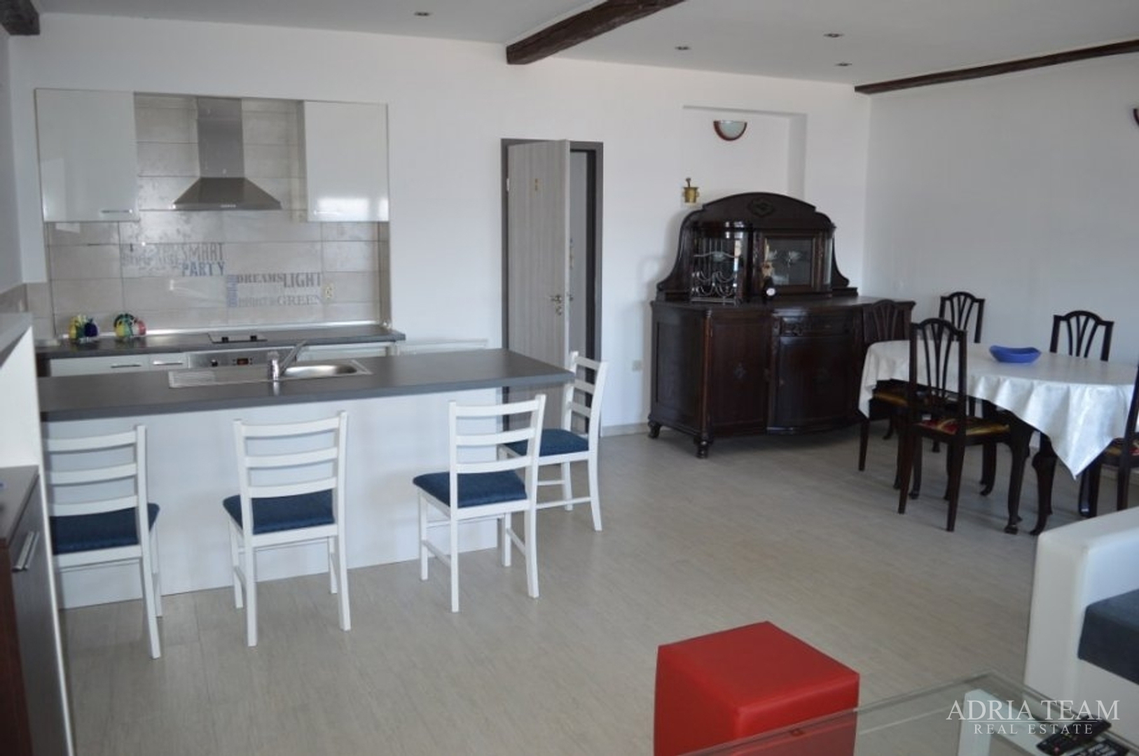 MASLENICA - KATNICA S 4 STANA + UGOSTITELJSKI OBJEKT, 1. RED DO MORA