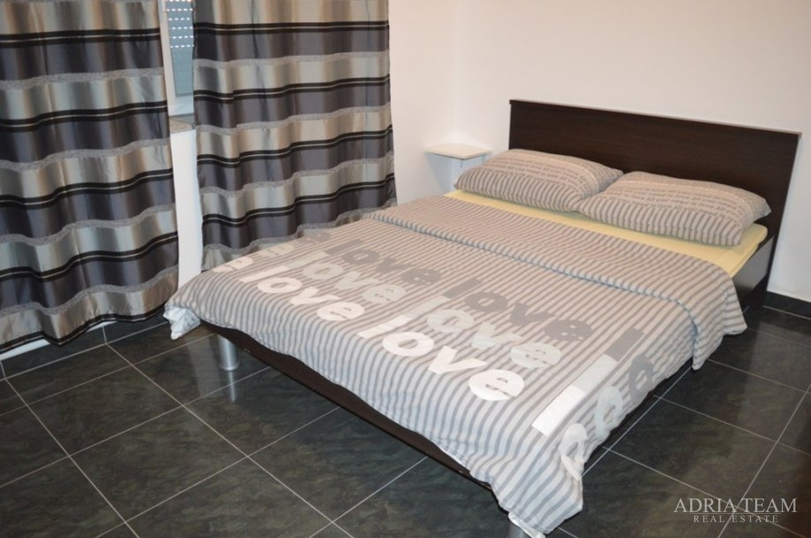 MASLENICA - KATNICA S 4 STANA + UGOSTITELJSKI OBJEKT, 1. RED DO MORA