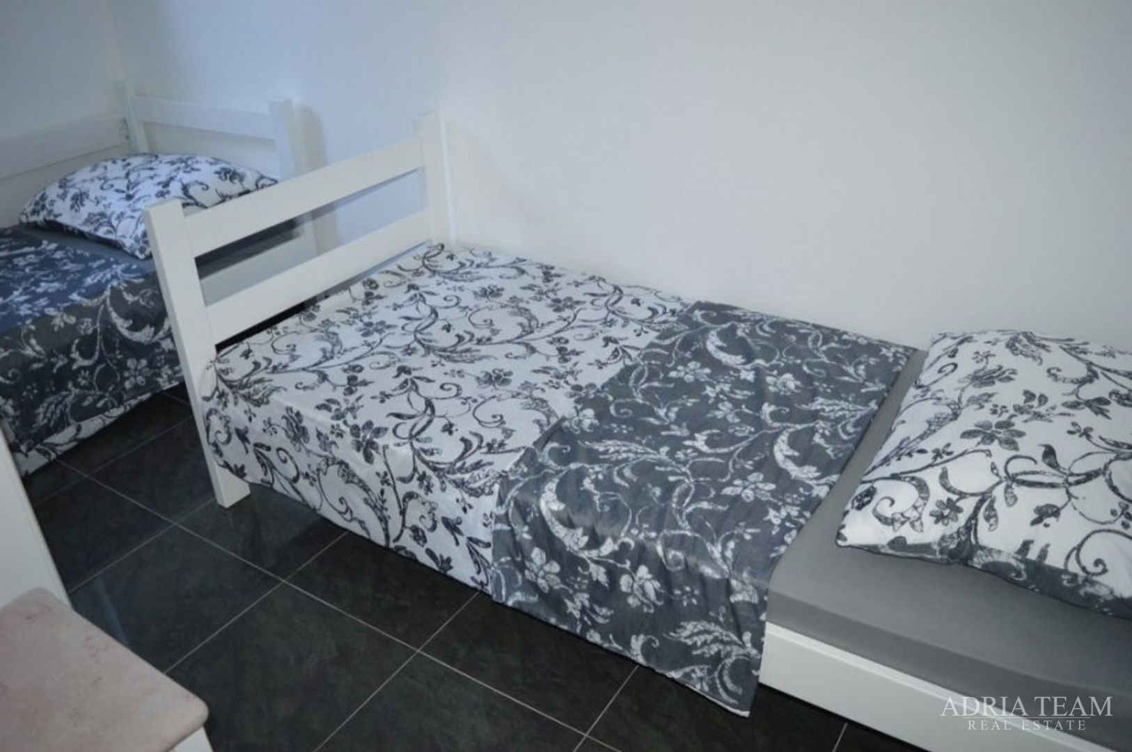 MASLENICA - KATNICA S 4 STANA + UGOSTITELJSKI OBJEKT, 1. RED DO MORA