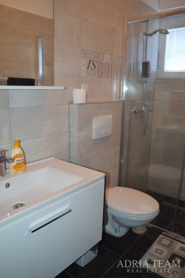 MASLENICA - KATNICA S 4 STANA + UGOSTITELJSKI OBJEKT, 1. RED DO MORA