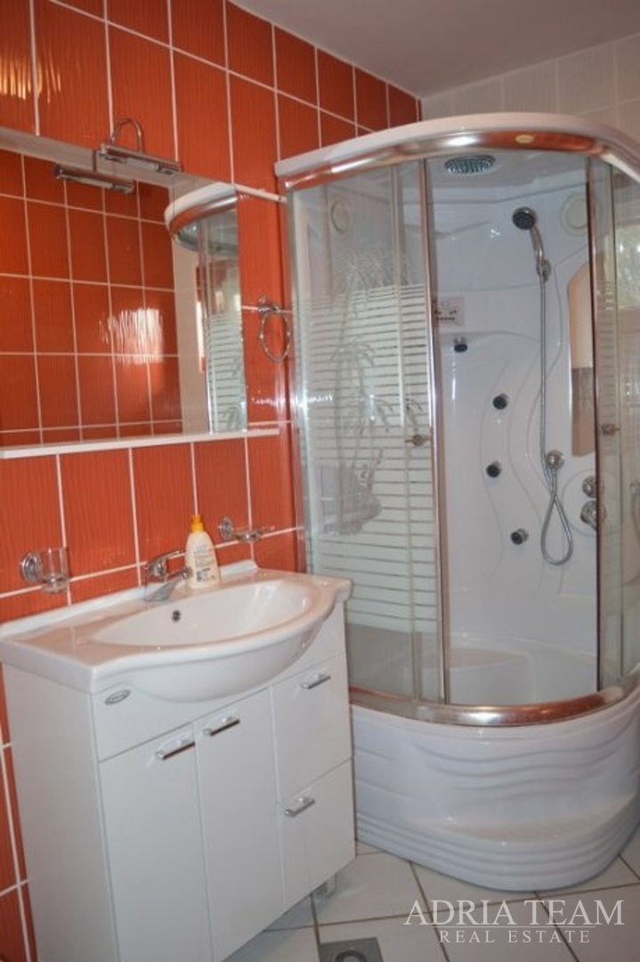 MASLENICA - KATNICA S 4 STANA + UGOSTITELJSKI OBJEKT, 1. RED DO MORA