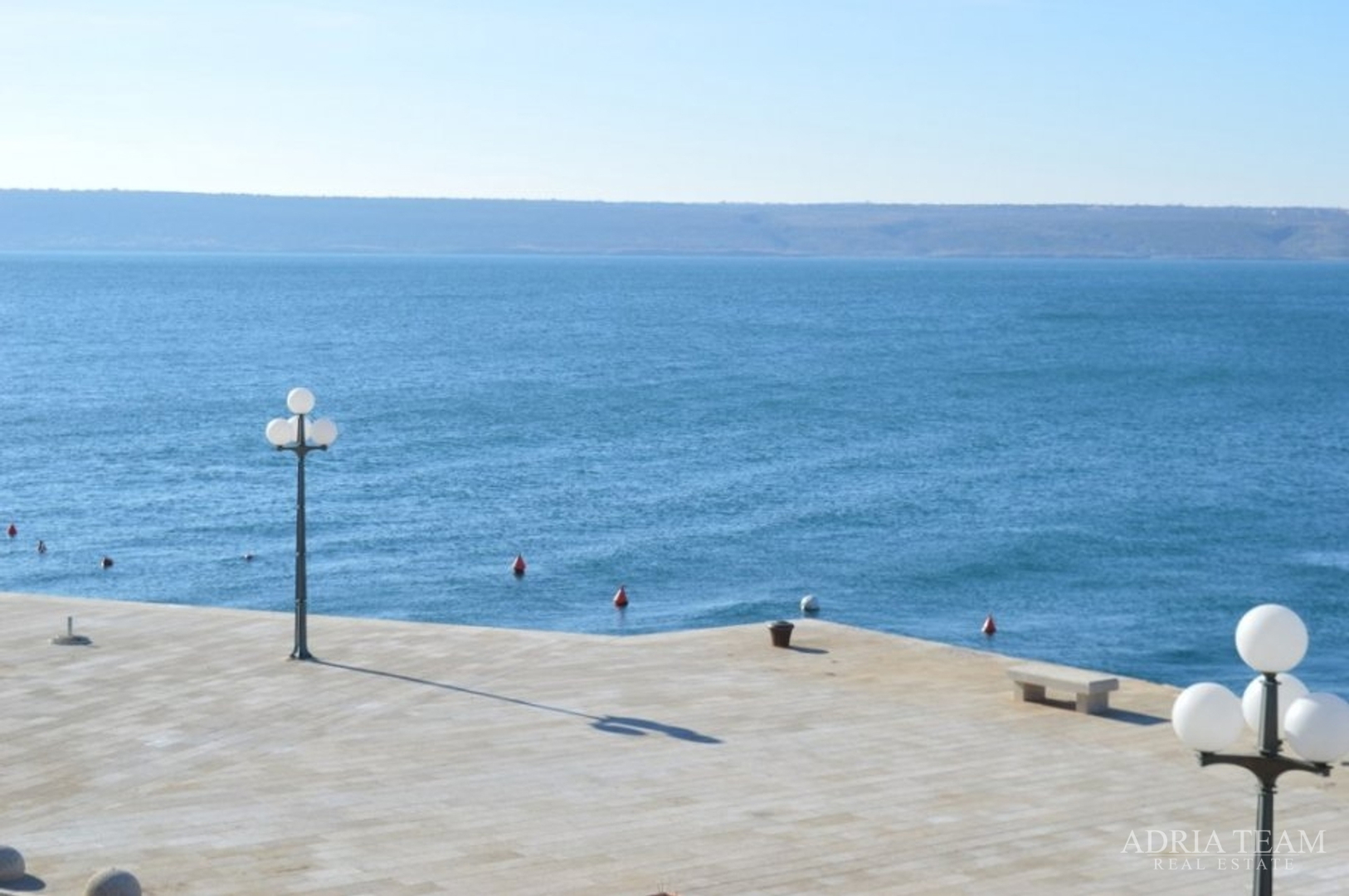 MASLENICA - KATNICA S 4 STANA + UGOSTITELJSKI OBJEKT, 1. RED DO MORA