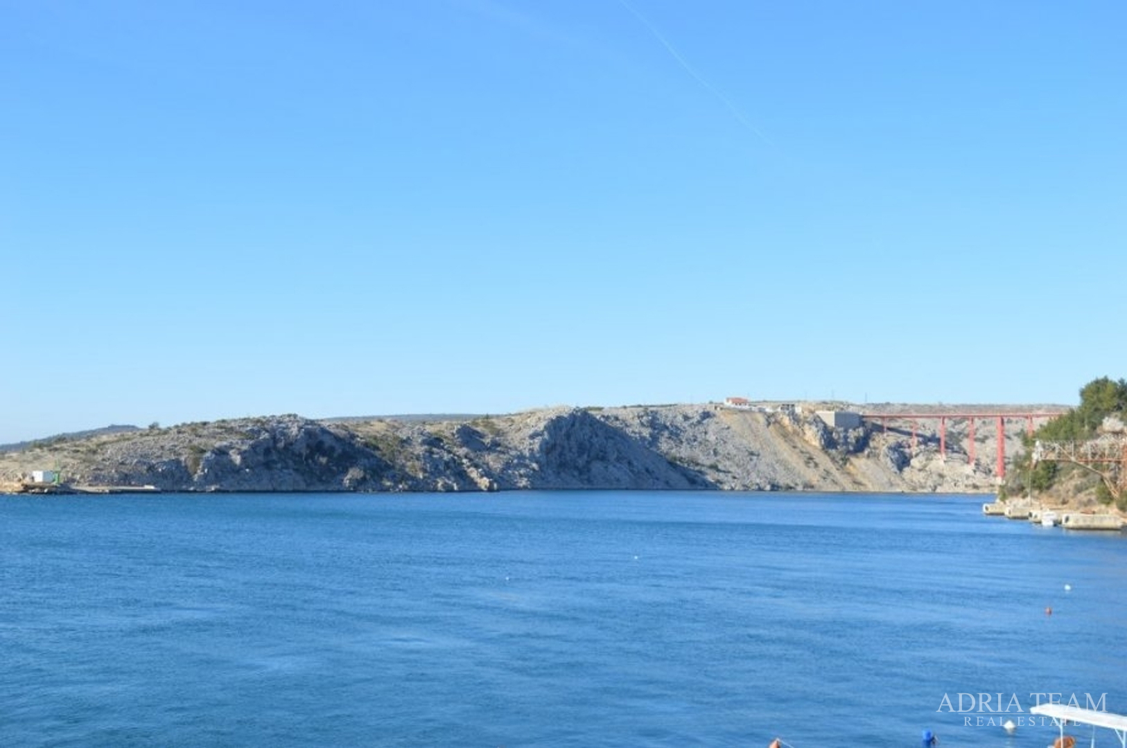 MASLENICA - KATNICA S 4 STANA + UGOSTITELJSKI OBJEKT, 1. RED DO MORA