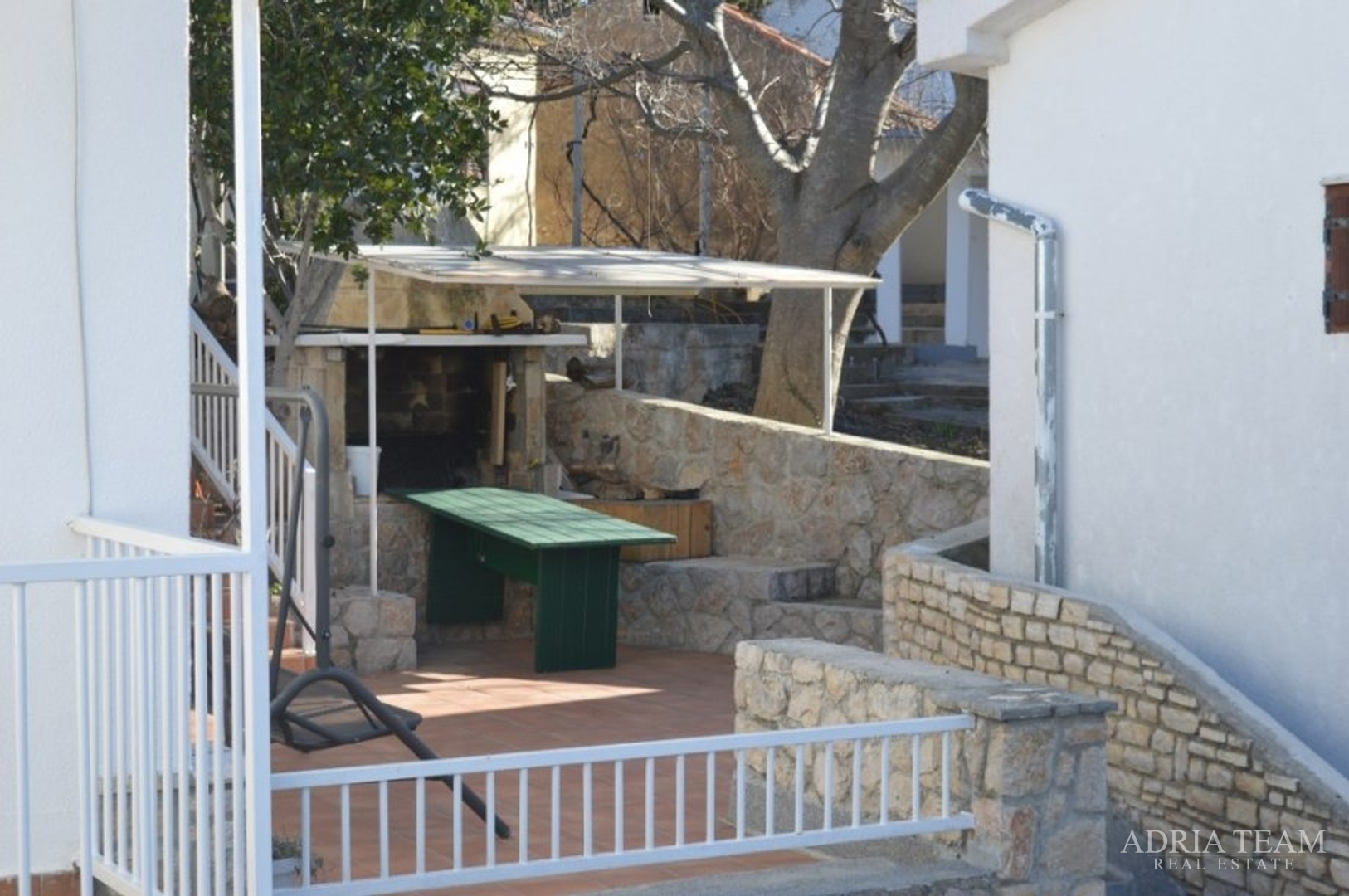 MASLENICA - KATNICA S 4 STANA + UGOSTITELJSKI OBJEKT, 1. RED DO MORA