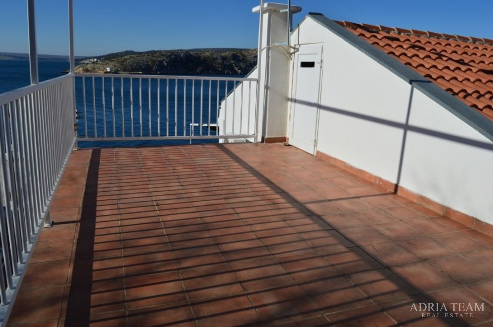 MASLENICA - KATNICA S 4 STANA + UGOSTITELJSKI OBJEKT, 1. RED DO MORA