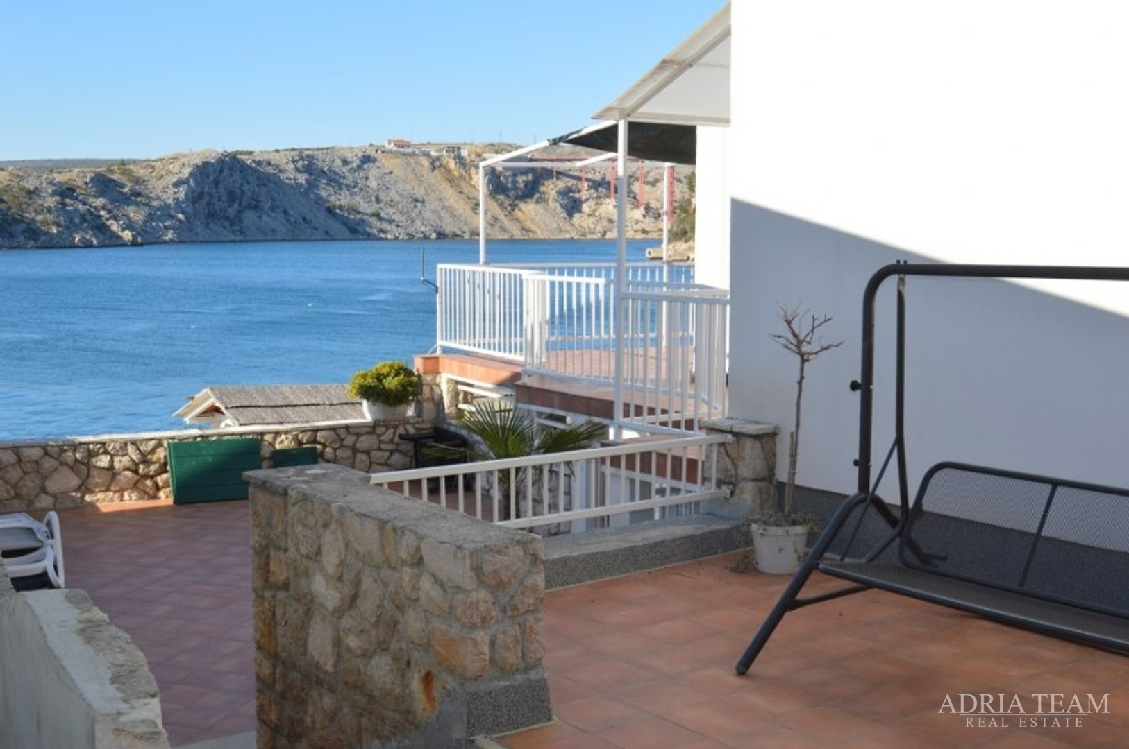 MASLENICA - KATNICA S 4 STANA + UGOSTITELJSKI OBJEKT, 1. RED DO MORA