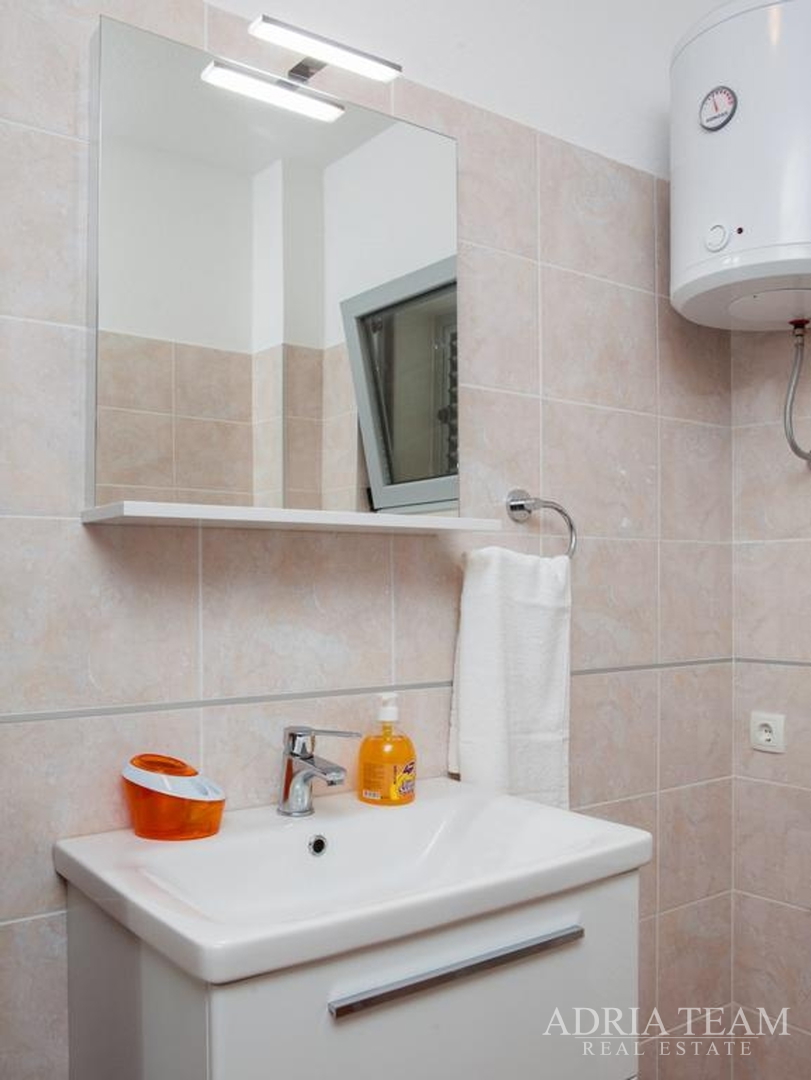 APARTMANSKA KUĆA, TROGIR