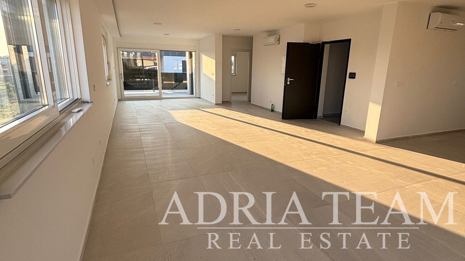 APARTMAN U BLIZINI PLAŽE, NOVOGRADNJA, 150 m OD MORA - PRIVLAKA