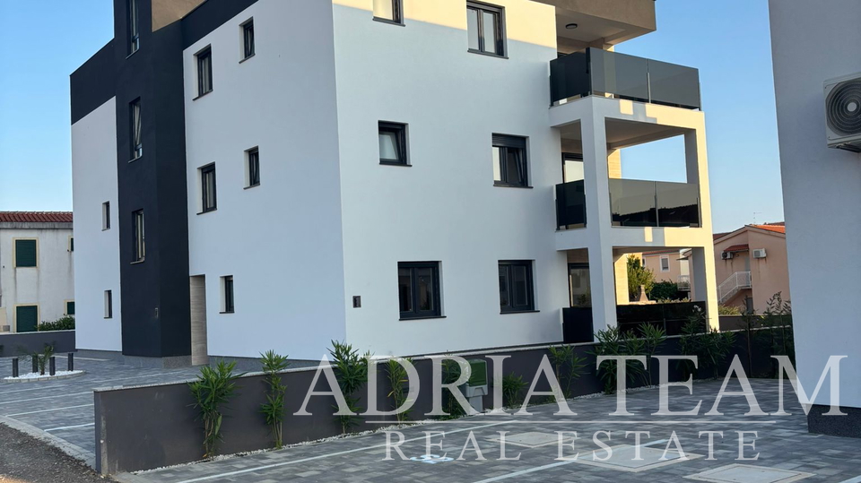APARTMAN U BLIZINI PLAŽE, NOVOGRADNJA, 150 m OD MORA - PRIVLAKA
