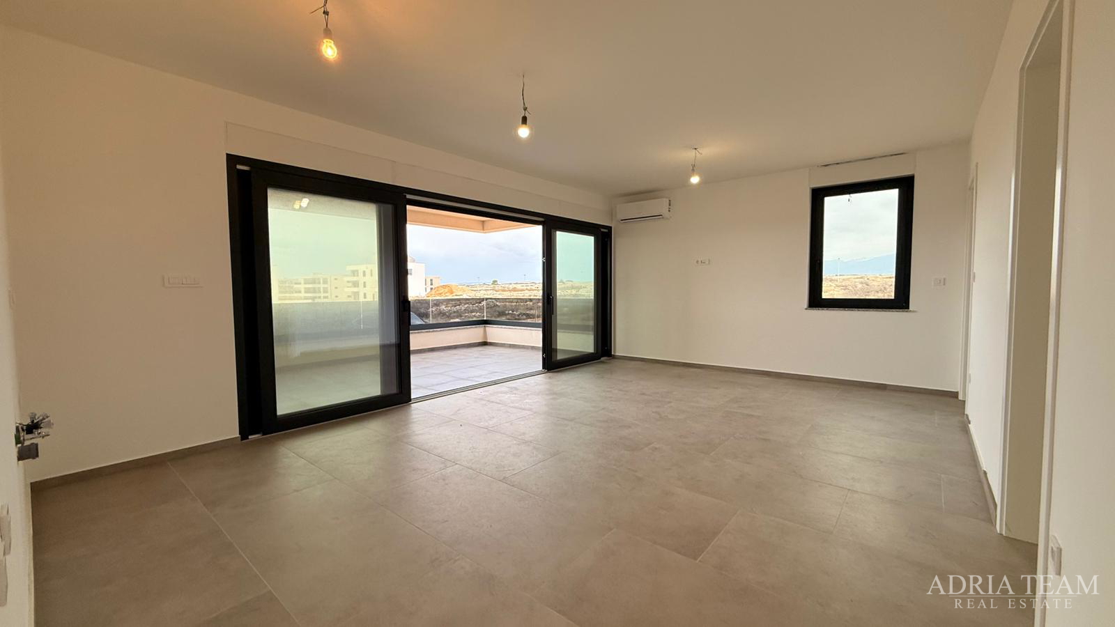 Atraktivna novogradnja – stanovi s terasama i parkiranjem - Povljana