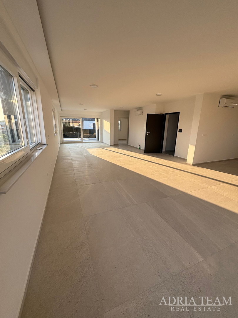 PENTHOUSE U BLIZINI PLAŽE, ZGRADA 2. NOVOGRADNJA, 150 m OD MORA - PRIVLAKA