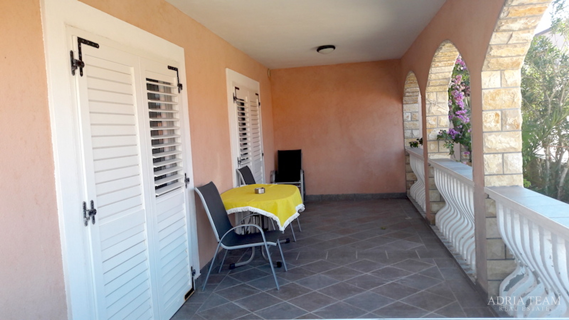 APARTMENT HOUSE - VIR