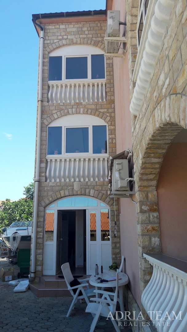 APARTMENT HOUSE - VIR