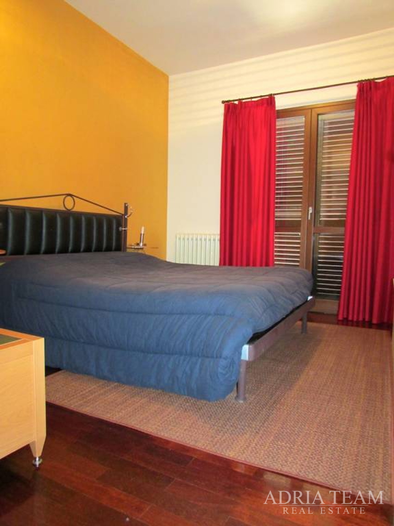 LUKSUZNA VILA S BAZENOM, RAŽANAC