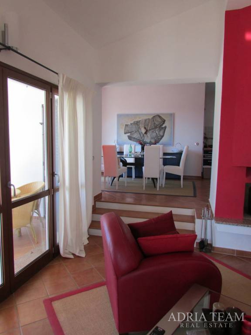 LUKSUZNA VILA S BAZENOM, RAŽANAC