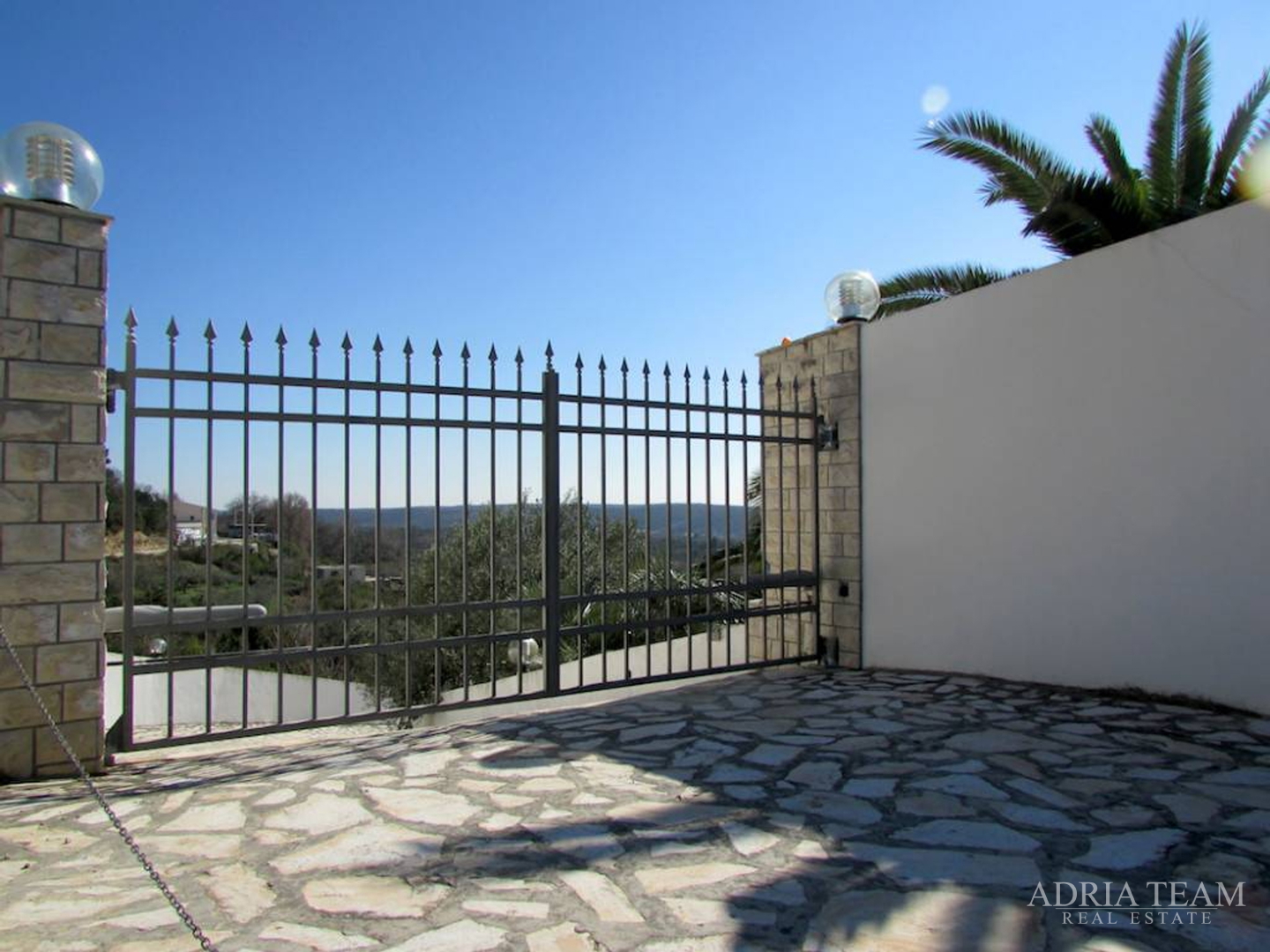 LUKSUZNA VILA S BAZENOM, RAŽANAC