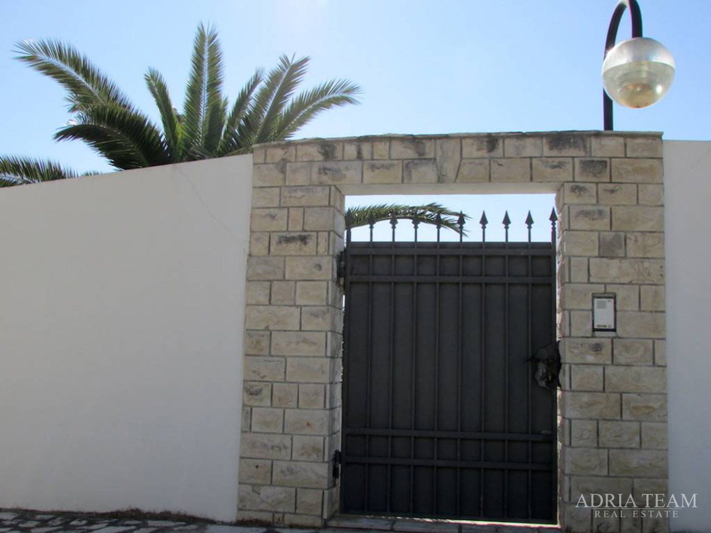 LUKSUZNA VILA S BAZENOM, RAŽANAC