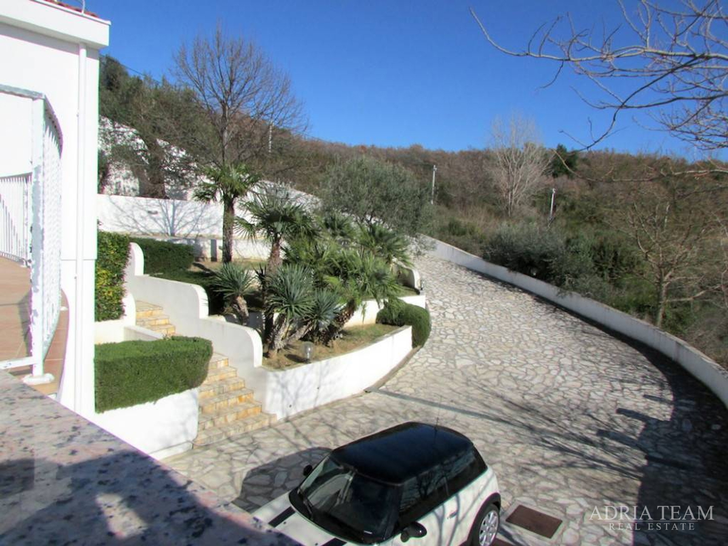 LUKSUZNA VILA S BAZENOM, RAŽANAC