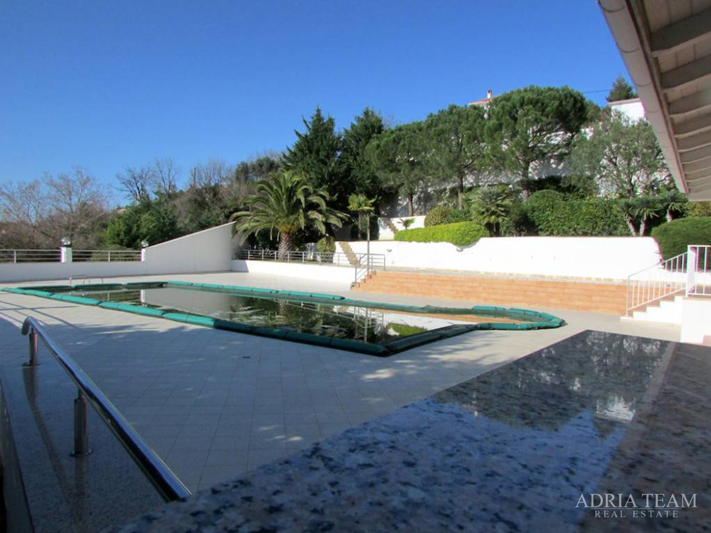 LUKSUZNA VILA S BAZENOM, RAŽANAC