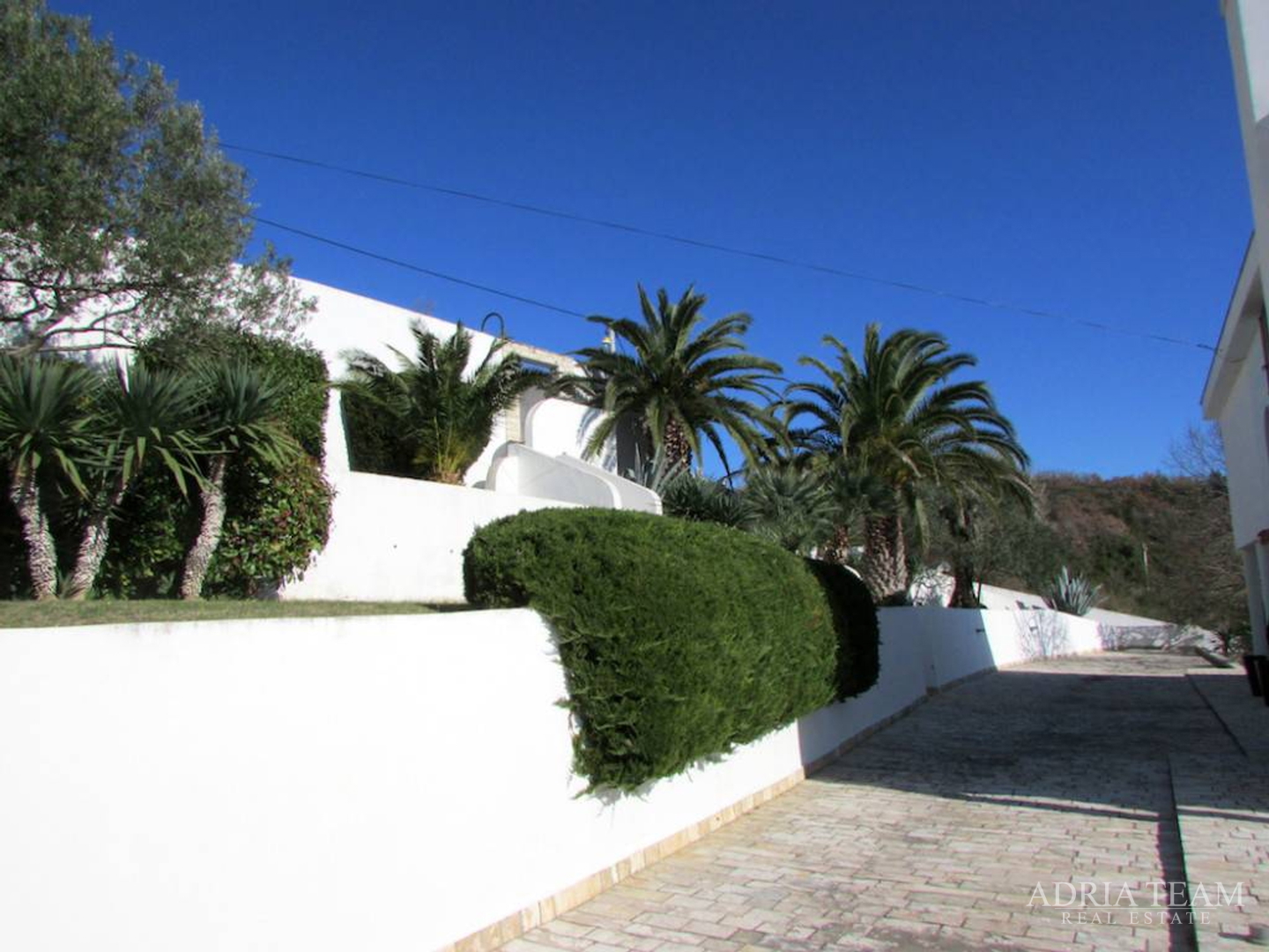 LUKSUZNA VILA S BAZENOM, RAŽANAC