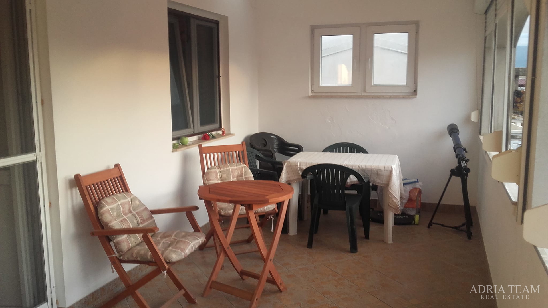 KUĆA S 2 STAMBENE JEDINICE, 230 m OD MORA, VIR