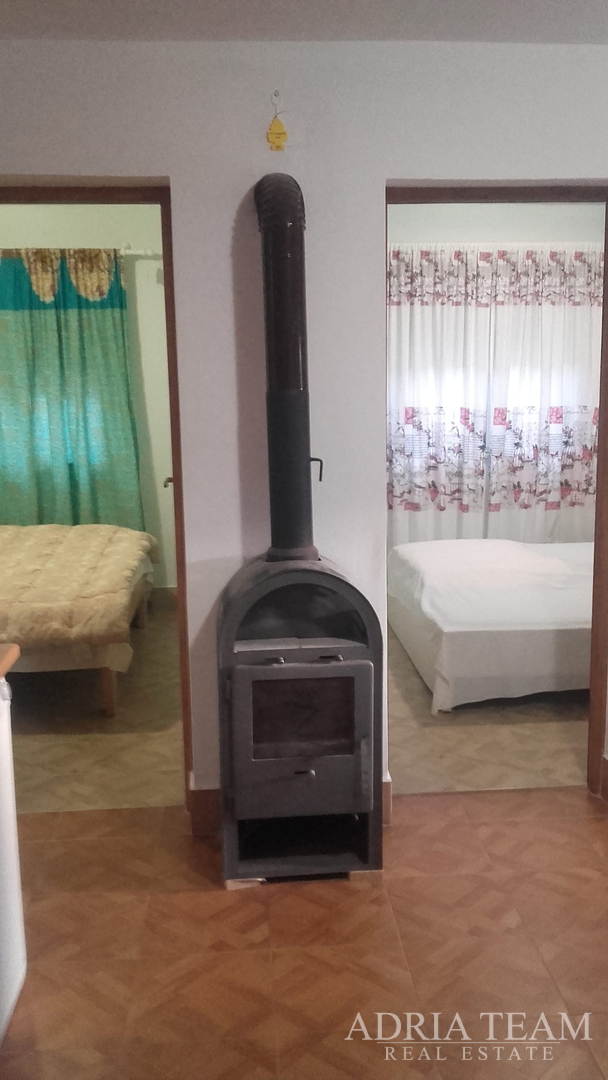 KUĆA S 2 STAMBENE JEDINICE, 230 m OD MORA, VIR