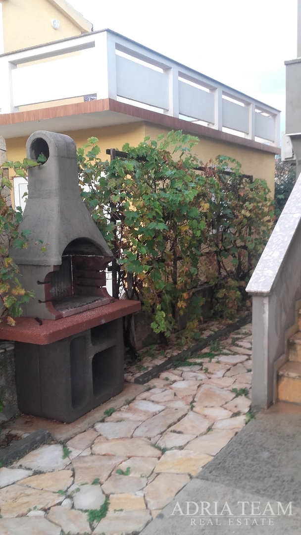 KUĆA S 2 STAMBENE JEDINICE, 230 m OD MORA, VIR