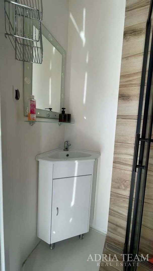 JEDNOSOBNI APARTMAN POTPUNO PREUREĐEN! 100 m OD MORA, VIR - ZADAR