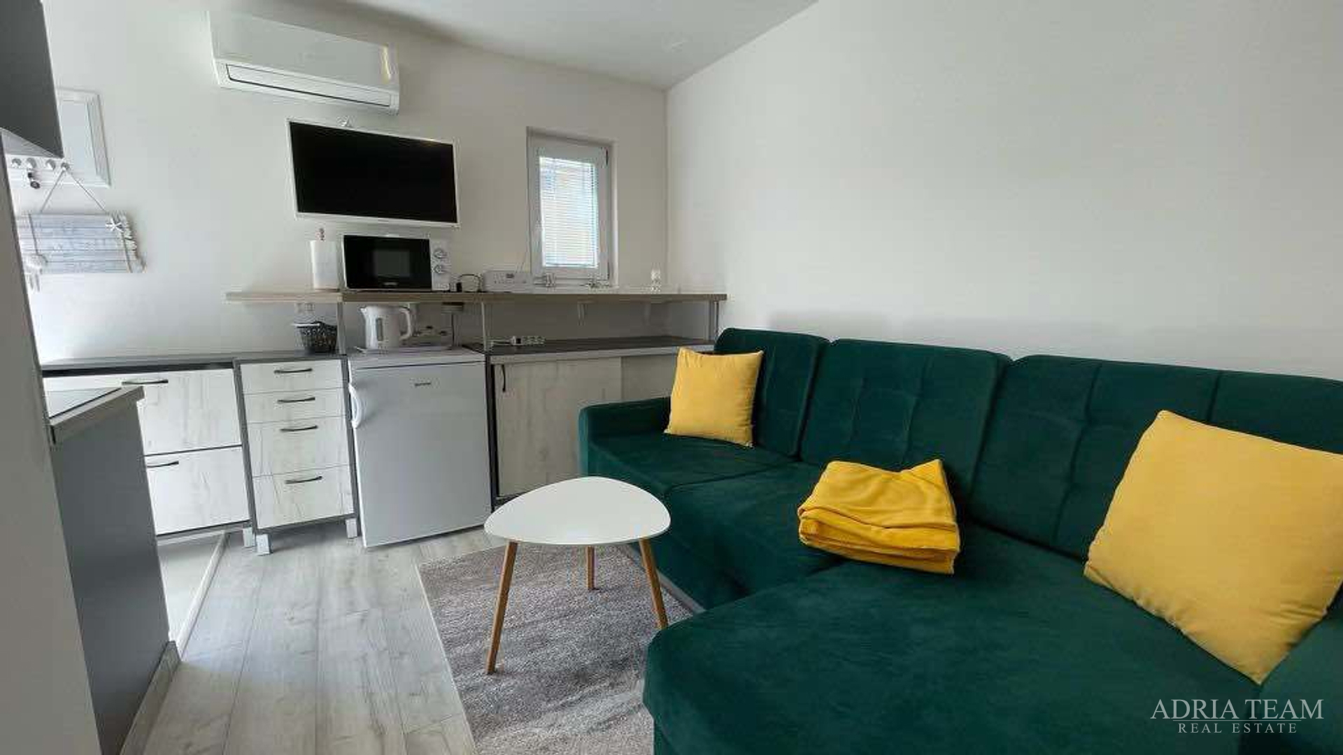 EINZIMMERAPARTMENT KOMPLETT RENOVIERT! 100 m VOM MEER, VIR - ZADAR