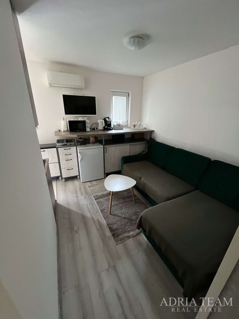 EINZIMMERAPARTMENT KOMPLETT RENOVIERT! 100 m VOM MEER, VIR - ZADAR