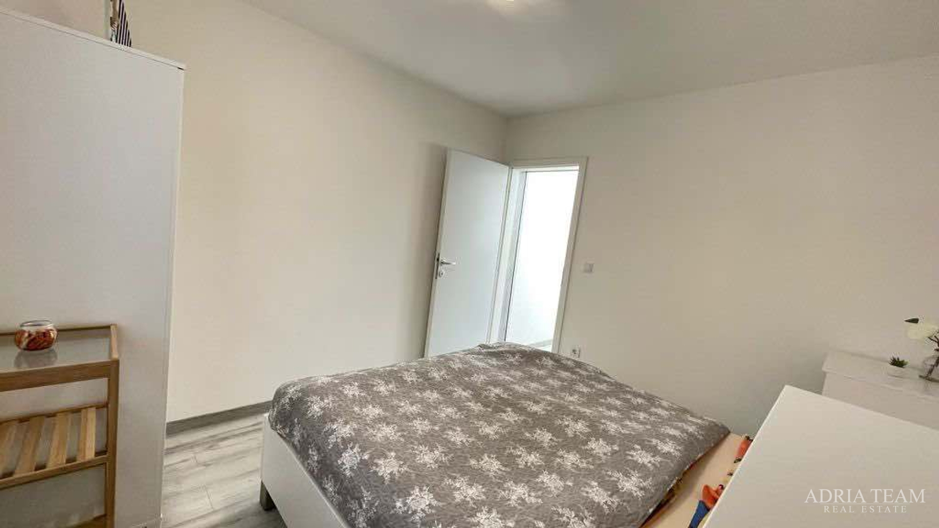 JEDNOSOBNI APARTMAN POTPUNO PREUREĐEN! 100 m OD MORA, VIR - ZADAR