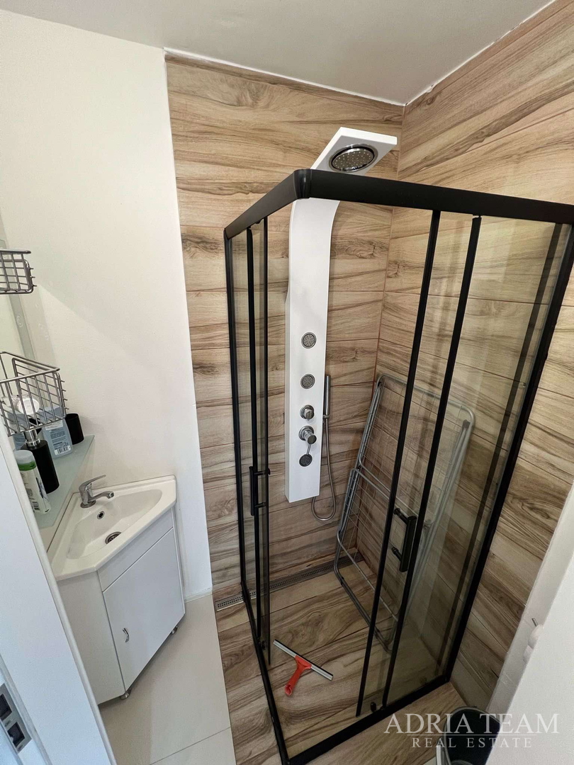 EINZIMMERAPARTMENT KOMPLETT RENOVIERT! 100 m VOM MEER, VIR - ZADAR