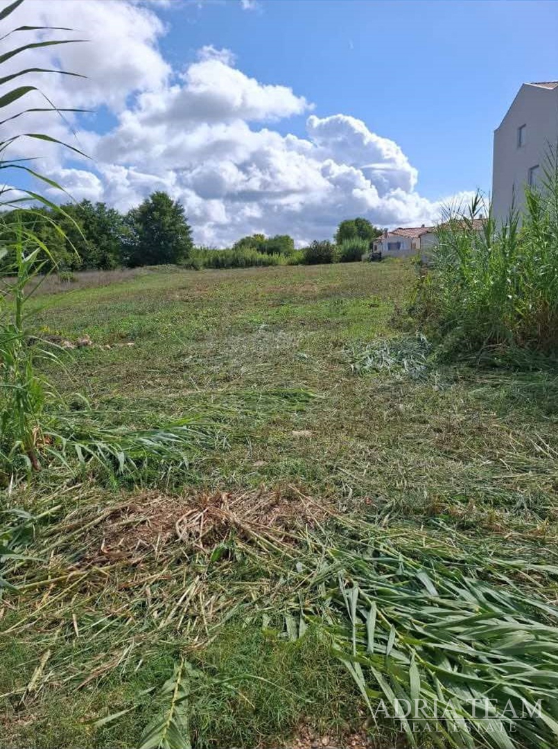 GRAĐEVINSKO ZEMLJIŠTE, BLIZINA MORA, MIRNA I TIHA POZICIJA, PRIVLAKA