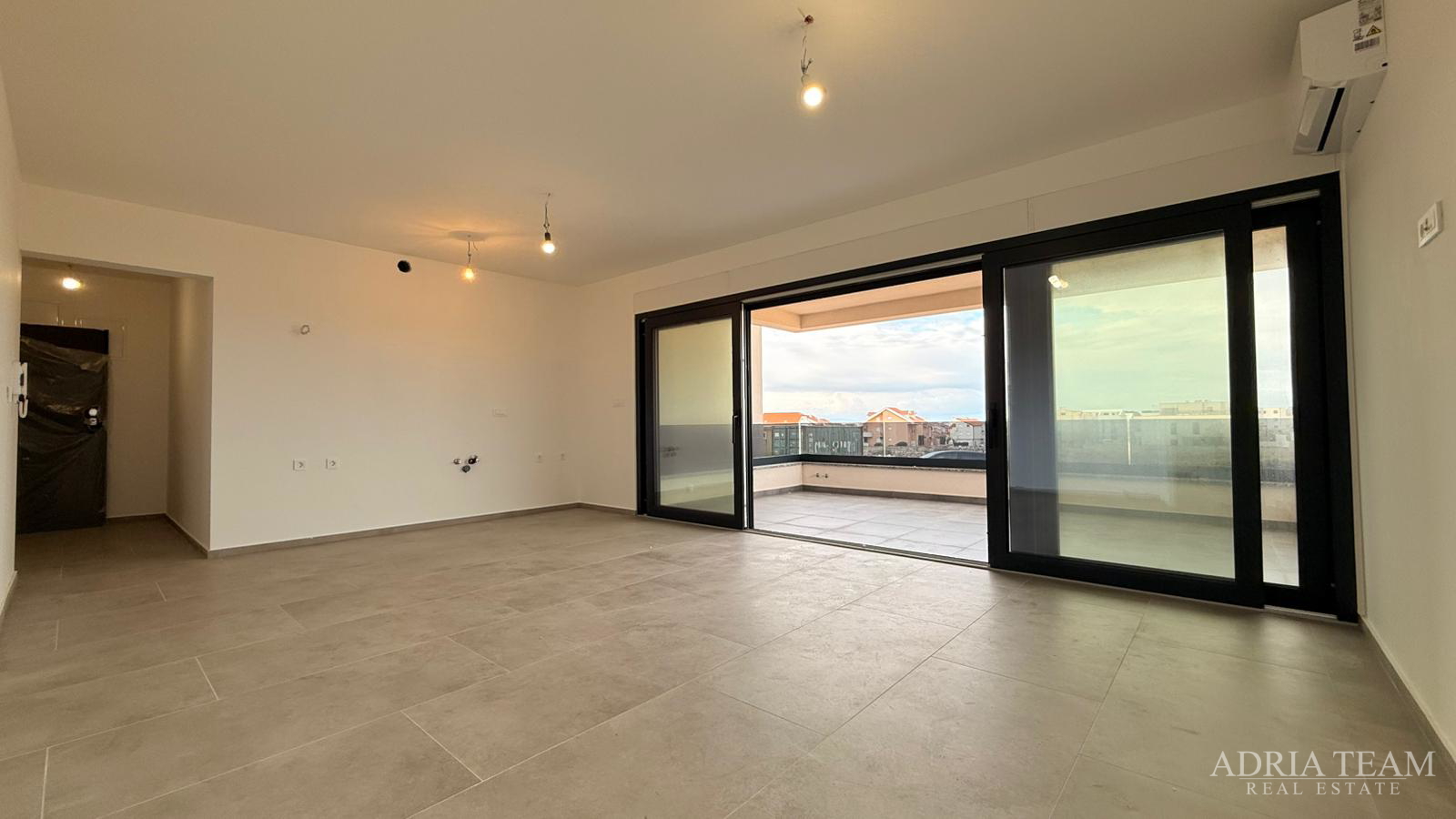 Atraktivna novogradnja – stanovi s terasama i parkiranjem - Povljana