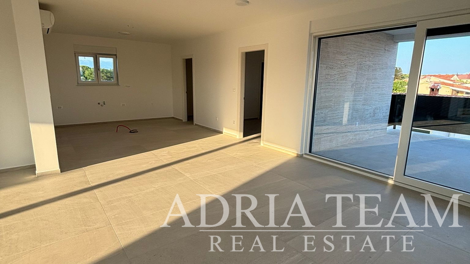 APARTMAN U BLIZINI PLAŽE, NOVOGRADNJA, 150 m OD MORA - PRIVLAKA
