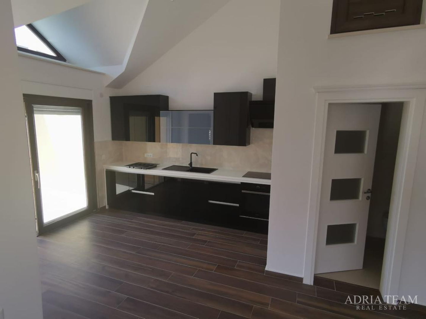 LUKSUZNI APARTMAN - 1. RED DO MORA