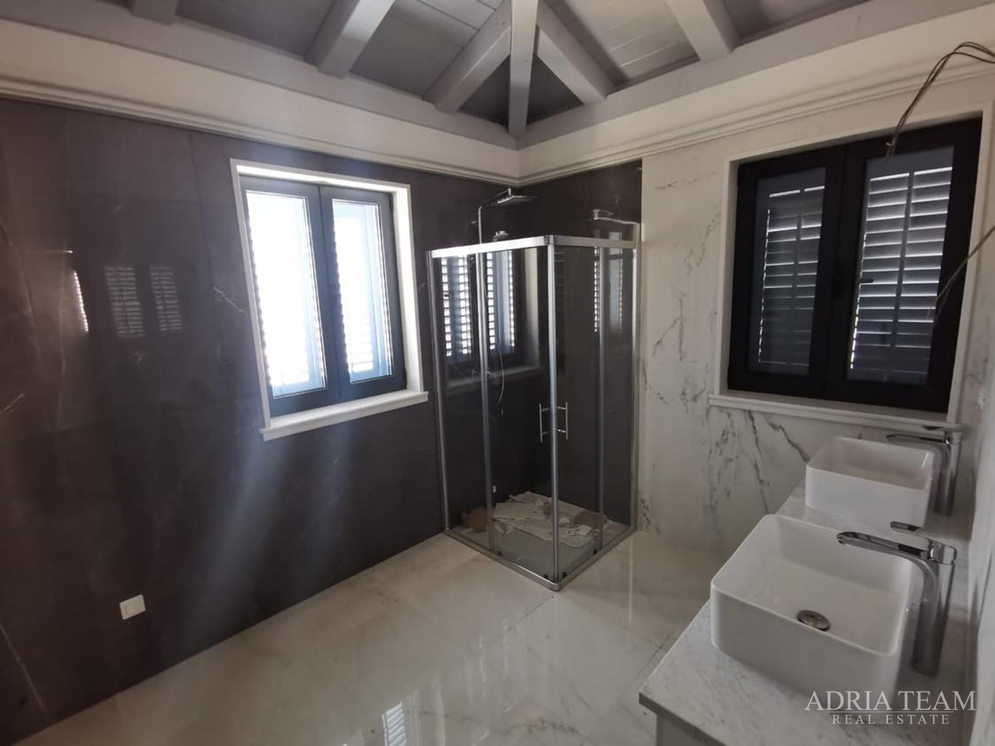 LUXUSVILLEN MIT POOL, 2. REIHE AM MEER, PAŠMAN