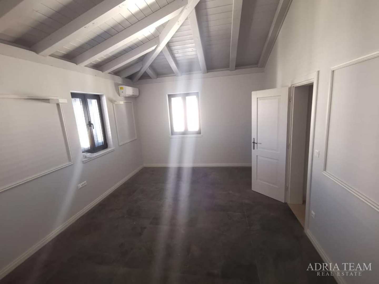 LUXUSVILLEN MIT POOL, 2. REIHE AM MEER, PAŠMAN