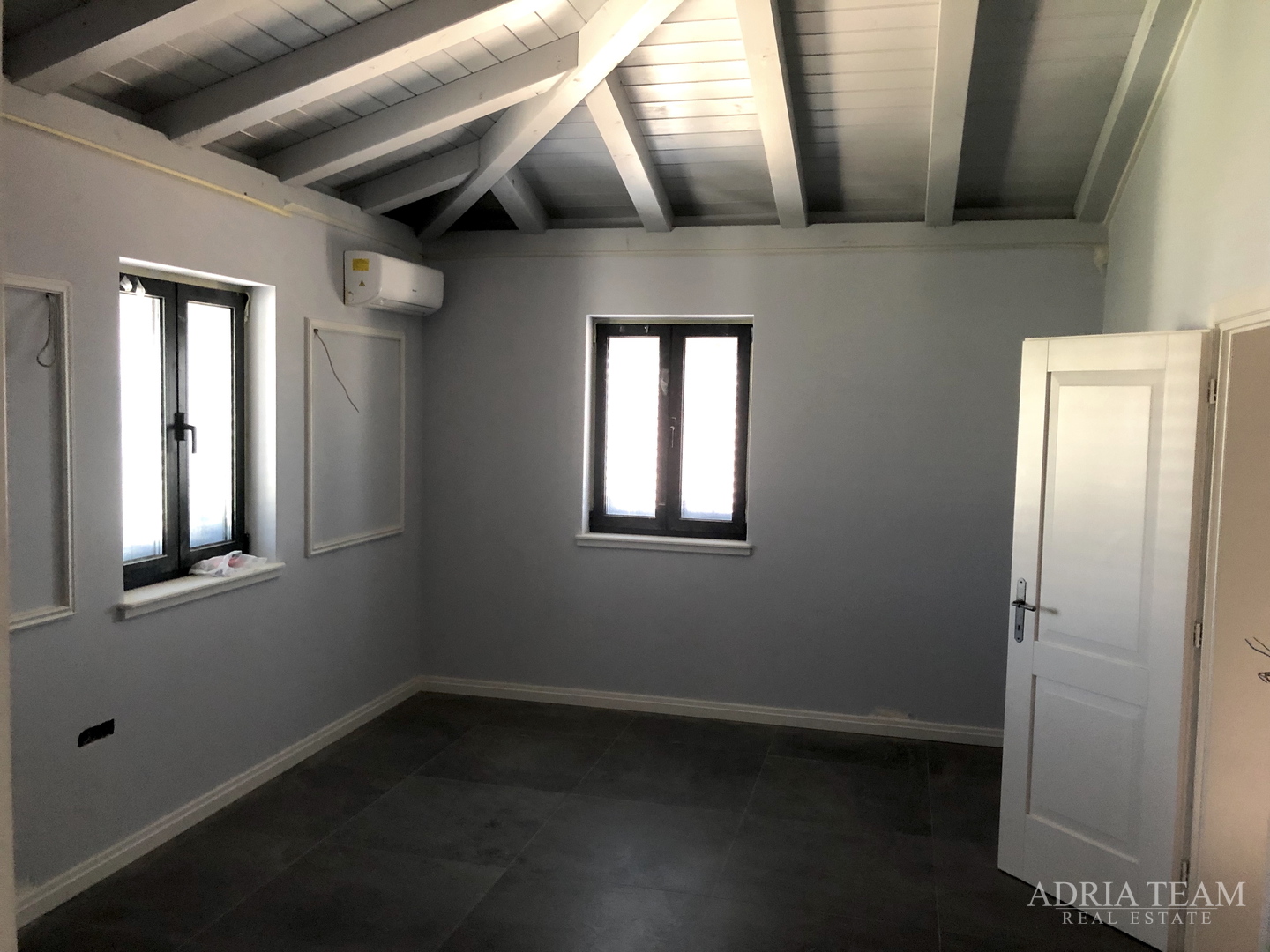 LUXUSVILLEN MIT POOL, 2. REIHE AM MEER, PAŠMAN