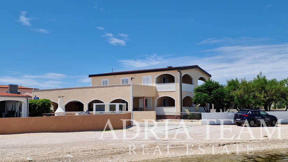 APARTMENT HOUSE - FIRST ROW TO THE SEA