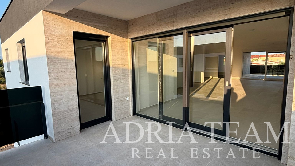 APARTMAN U BLIZINI PLAŽE, NOVOGRADNJA, 150 m OD MORA - PRIVLAKA