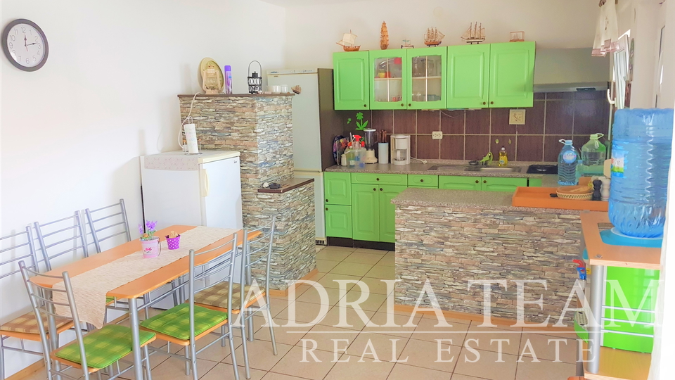 APARTMENT HOUSE WITH 4 APARTMENTS, 80 m FROM THE SEA, VIR