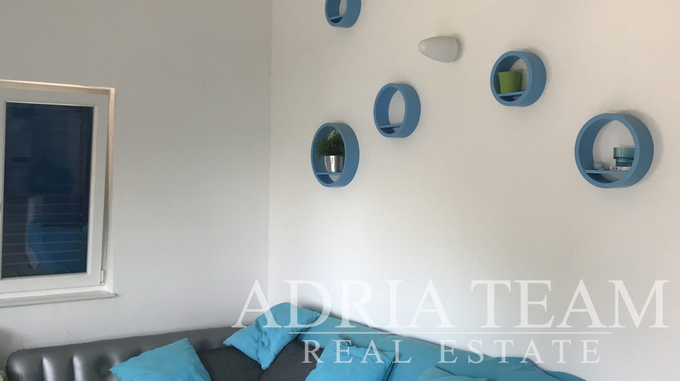 TWO BEDROOM APARTMENT, 35 M FROM THE SEA, VERUNIĆ - DUGI OTOK