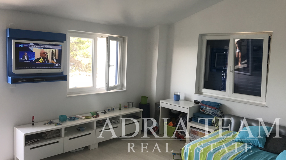 TWO BEDROOM APARTMENT, 35 M FROM THE SEA, VERUNIĆ - DUGI OTOK