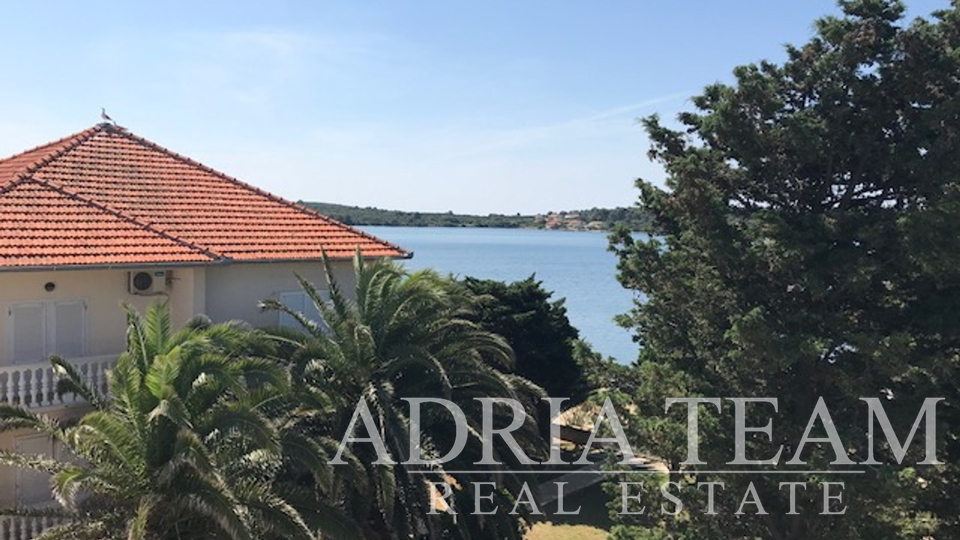 TWO BEDROOM APARTMENT, 35 M FROM THE SEA, VERUNIĆ - DUGI OTOK