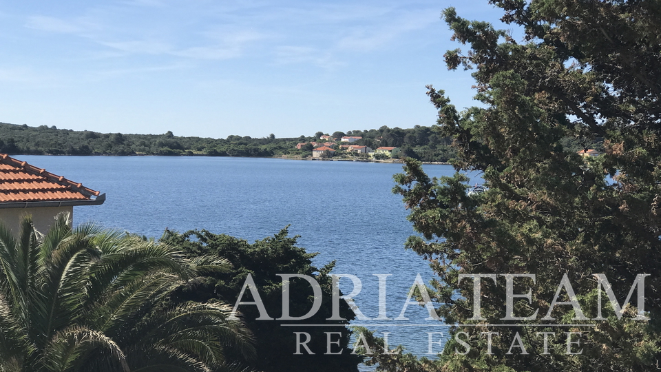 TWO BEDROOM APARTMENT, 35 M FROM THE SEA, VERUNIĆ - DUGI OTOK