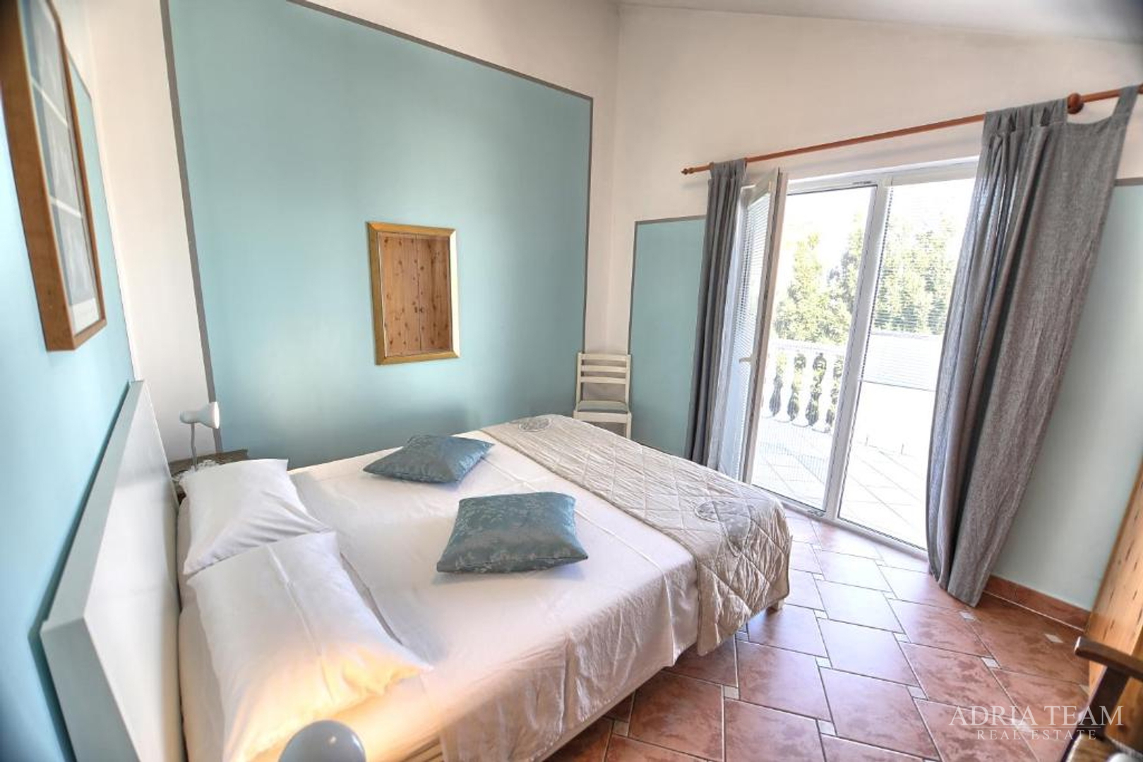 KUĆA S TRI STAMBENE JEDINICE I UREĐENIM VRTOM - NEVIĐANE, PAŠMAN