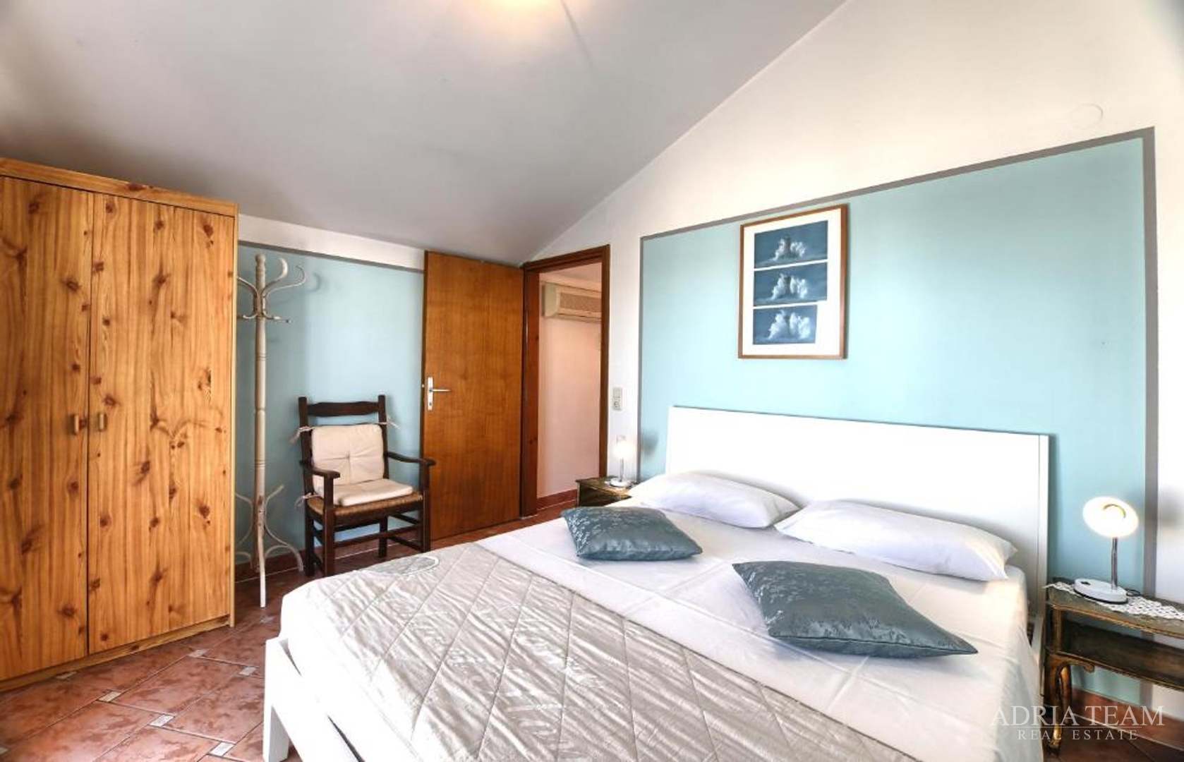 KUĆA S TRI STAMBENE JEDINICE I UREĐENIM VRTOM - NEVIĐANE, PAŠMAN