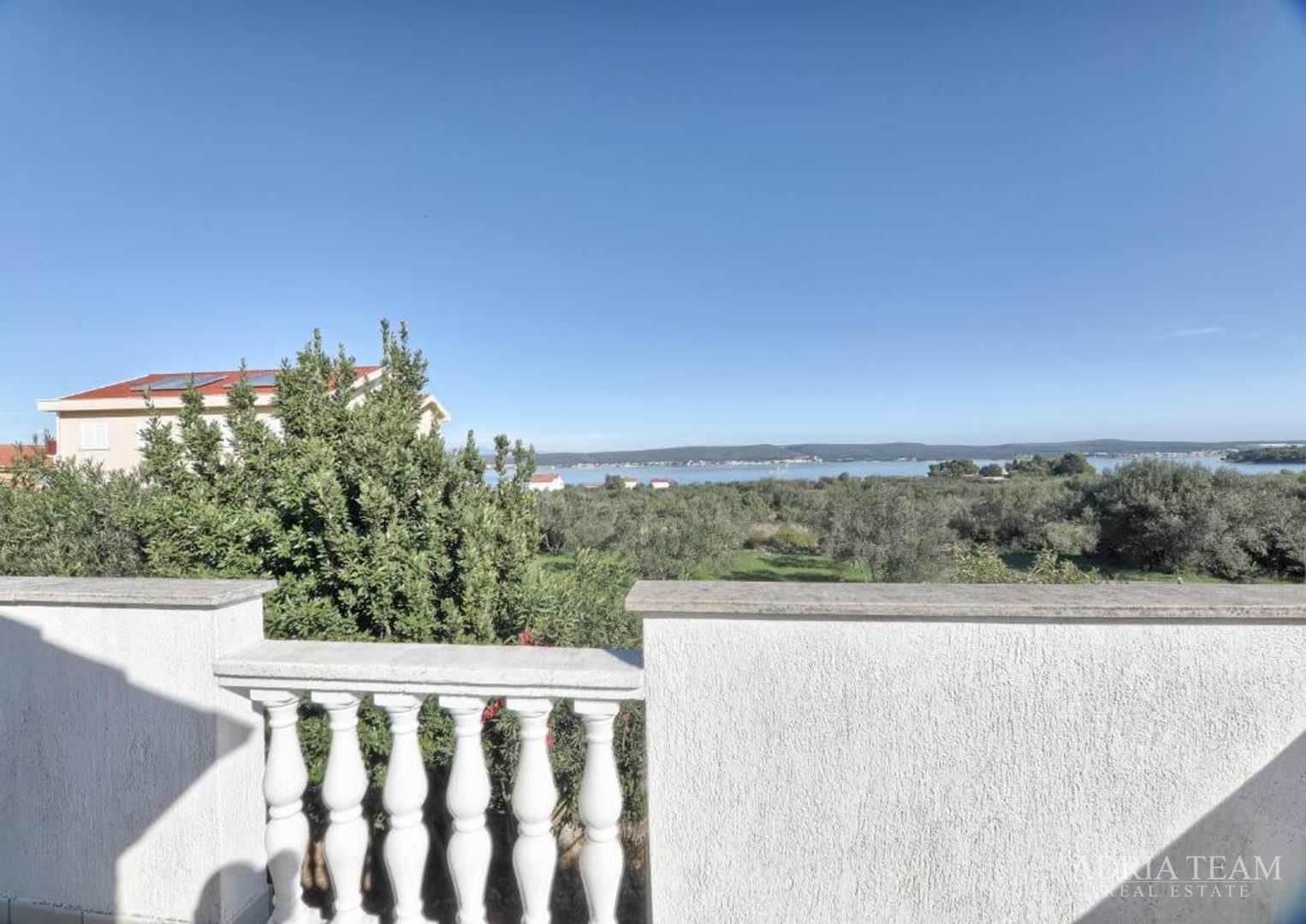 KUĆA S TRI STAMBENE JEDINICE I UREĐENIM VRTOM - NEVIĐANE, PAŠMAN